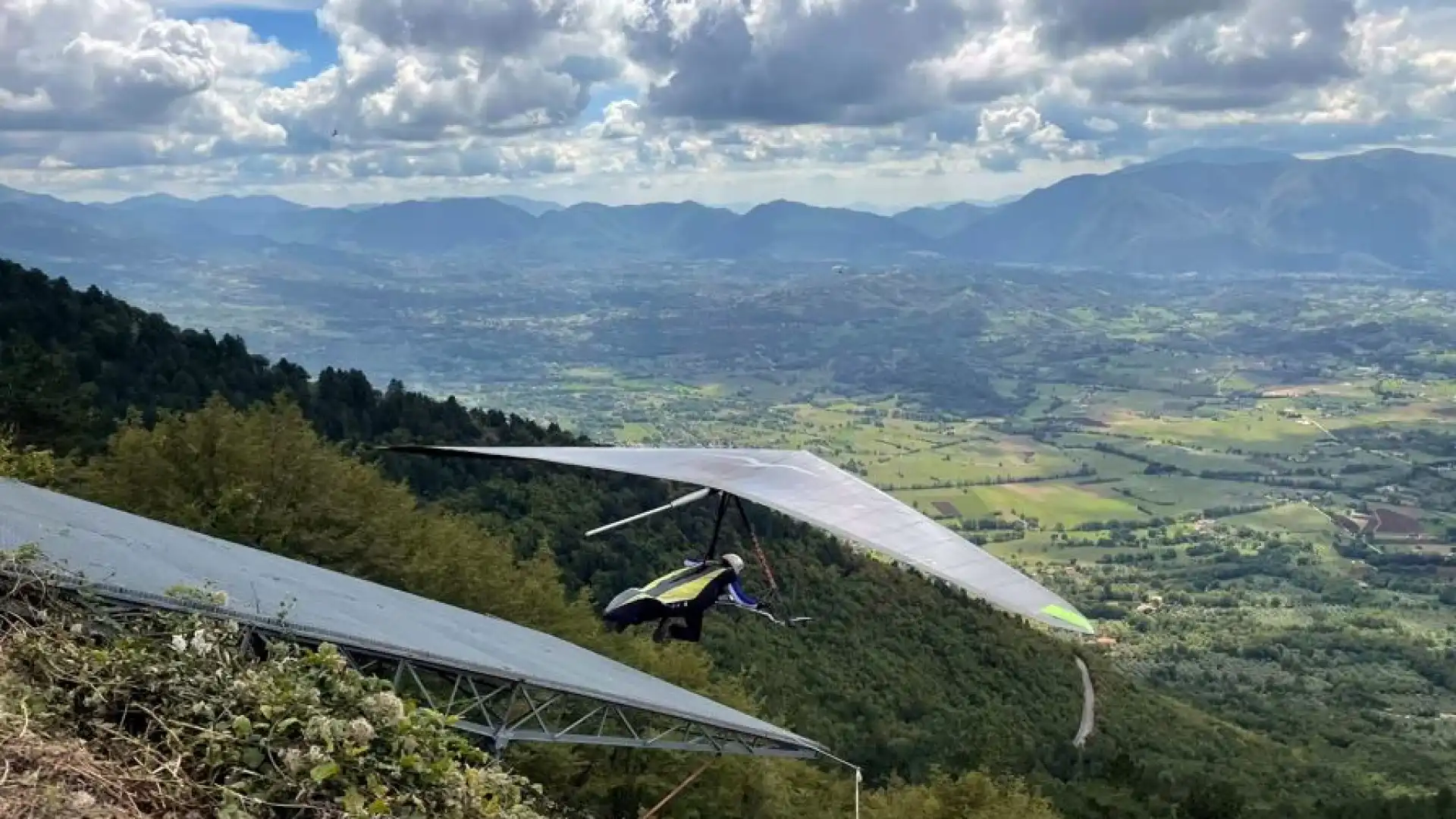 Titolo tricolore di volo libero in deltaplano. Trionfa Christian Ciech tra i cieli della Valcomino nel territorio del Pnalm.